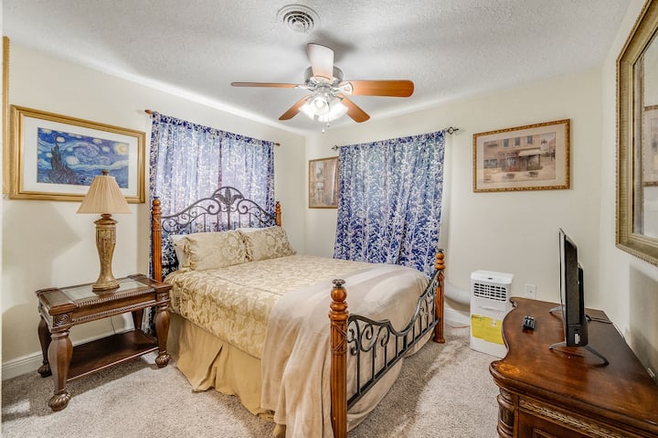 cama tamaño queen en el dormitorio 3 con smart tv. 