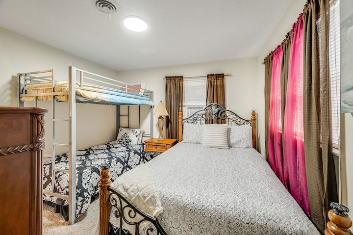 Litera y cama tamaño queen en el dormitorio 2. 
