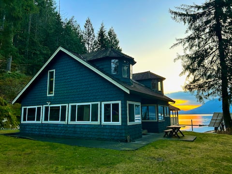 The Lakefront Lodge - Rustic Off-Grid Lake Retreat