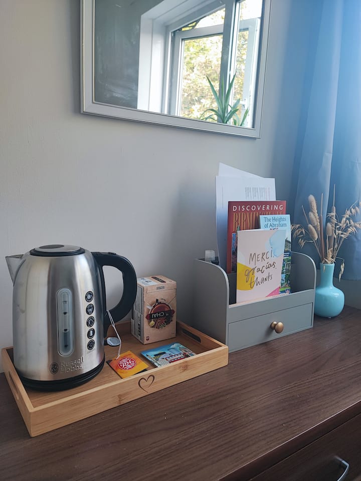 ให้รางวัลตัวเองด้วยขนมที่จัดเตรียมไว้ให้! ค้นพบข้อมูลท้องถิ่นเกี่ยวกับสถานที่ท่องเที่ยวกิจกรรมตารางเวลารถประจำทางและรถไฟใต้ดิน กระโดดขึ้นใจกลางภูมิทัศน์เมือง รู้สึกเหมือนอยู่บ้านเลย!