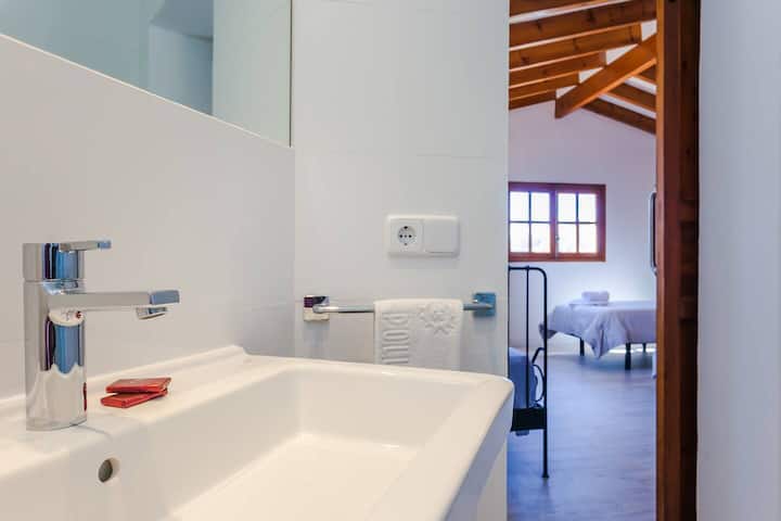 Პირველი სართული: საძინებელი: 1 ორადგილიანი საწოლი, A/C