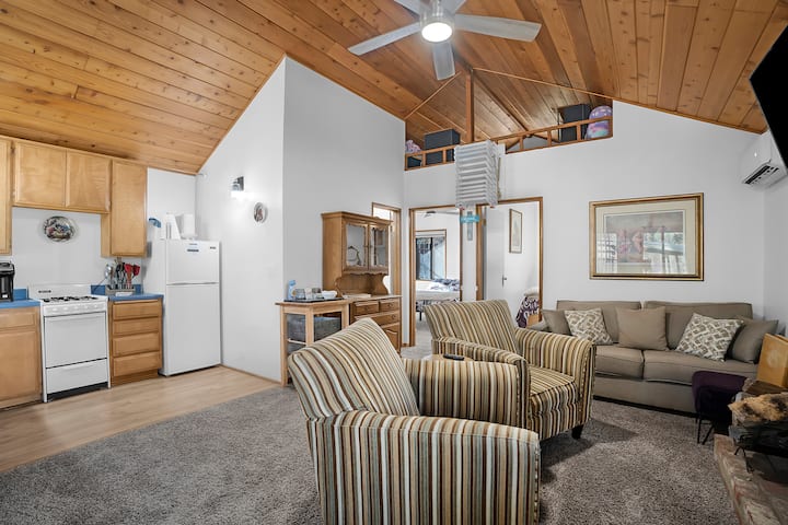 3 Rm Cabin W Trees, Fire Pit, Swing, Horseshoes! - Pine Valley