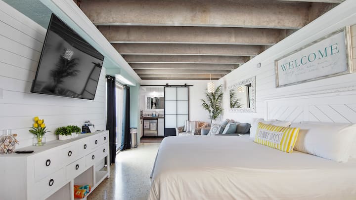 Studio Unit - 1 King Bed