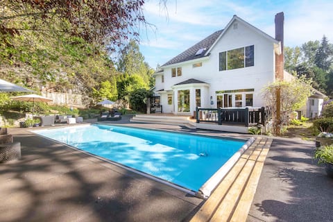 4 Bedroom House with pool, hot tub and pool table