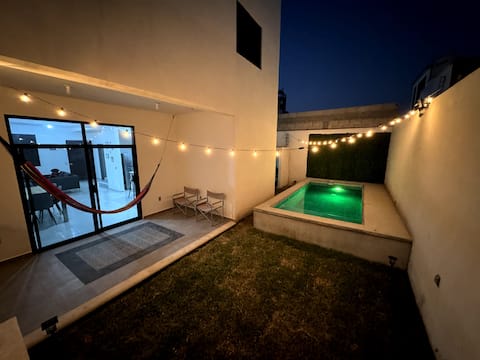 Private heated pool 6 minutes from downtown