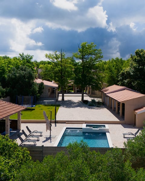 Villa with jacuzzi and gym - TA Leut Agency