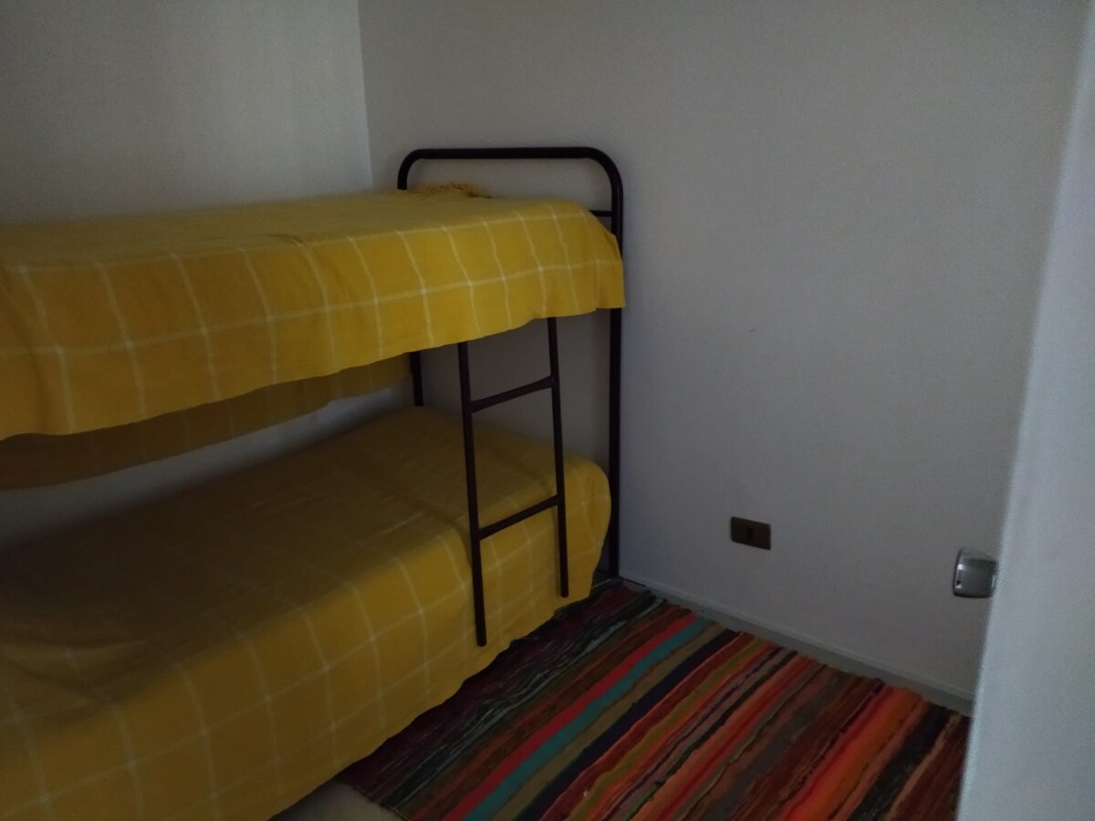 një krevat marinari, dy krevate 1 ndenjëse