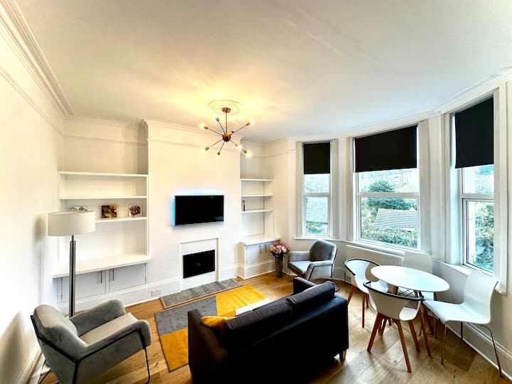 Entire Home | Panoramic Views, 
Park & Lake - Hastings