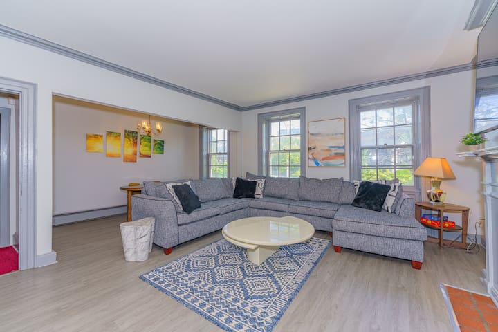Massive 4BD/3BA 2-Fl Townhouse Apt Downtown Albany gallery image 3