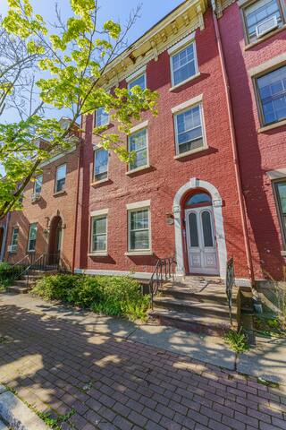 Massive 4BD/3BA 2-Fl Townhouse Apt Downtown Albany gallery image 5