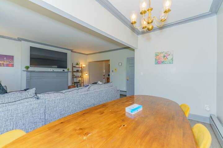 Massive 4BD/3BA 2-Fl Townhouse Apt Downtown Albany gallery image 4