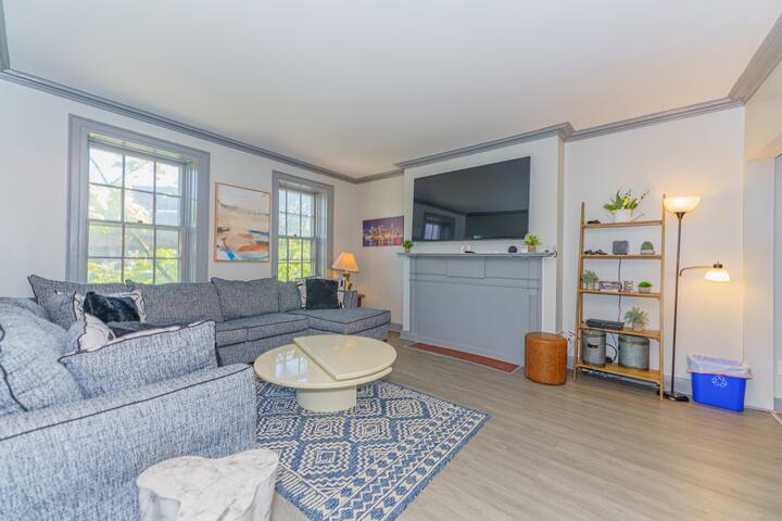 Massive 4BD/3BA 2-Fl Townhouse Apt Downtown Albany gallery image 2