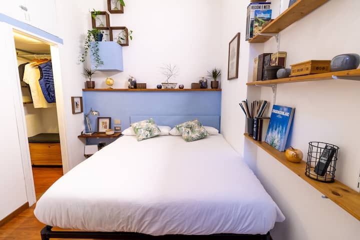 Светла и удобна спална соба, со душек со двојна меморија. Осветлен плакар, со големо огледало и клупи, книги и украси, во комплет со постелнина, крпи, јоргани и перници, за регенерирачки одмор како дома