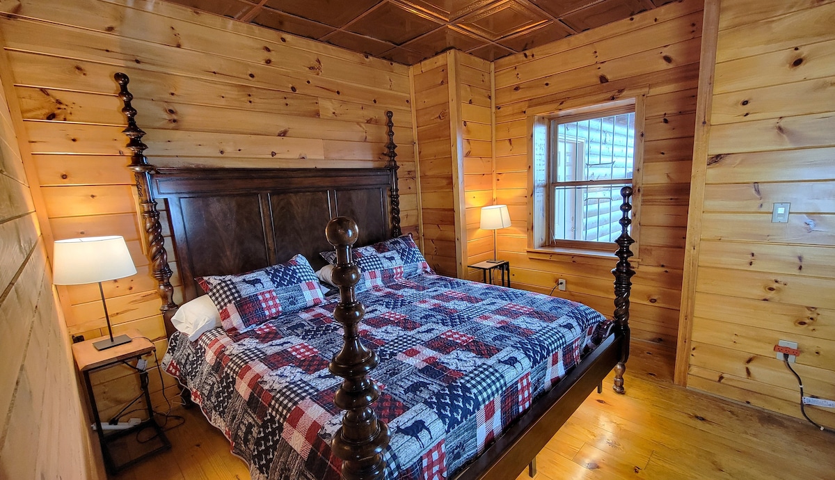 เตียงคิงไซส์แคลิฟอร์เนียพร้อมวิวแม่น้ำ