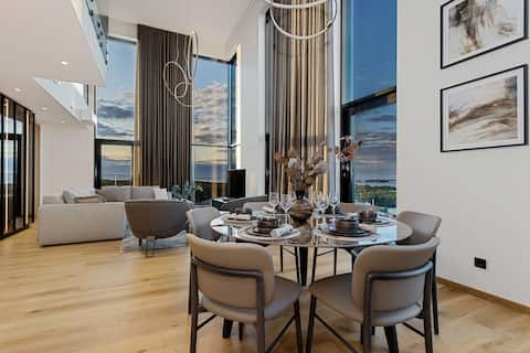 Elegant penthouse, panoramic city views & sauna.