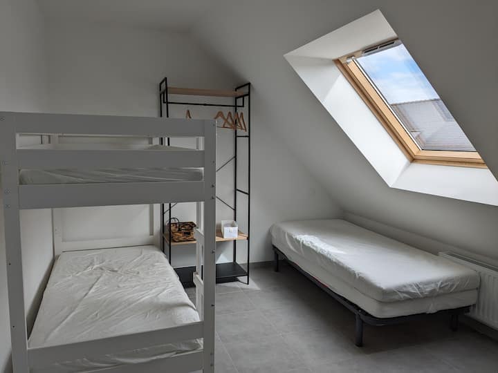 Habitación 2 en el plano. Dormitorio. 5 camas de 90 x 200.  Armario de ropa