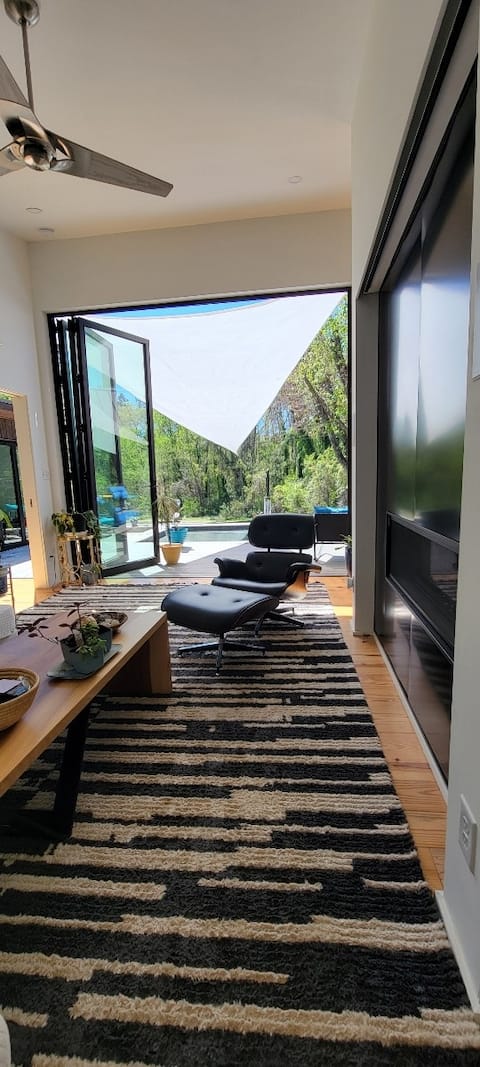 Top performing Airbnb: Heather's Hut - An oasis in the heart of Raleigh in Longview Gardens