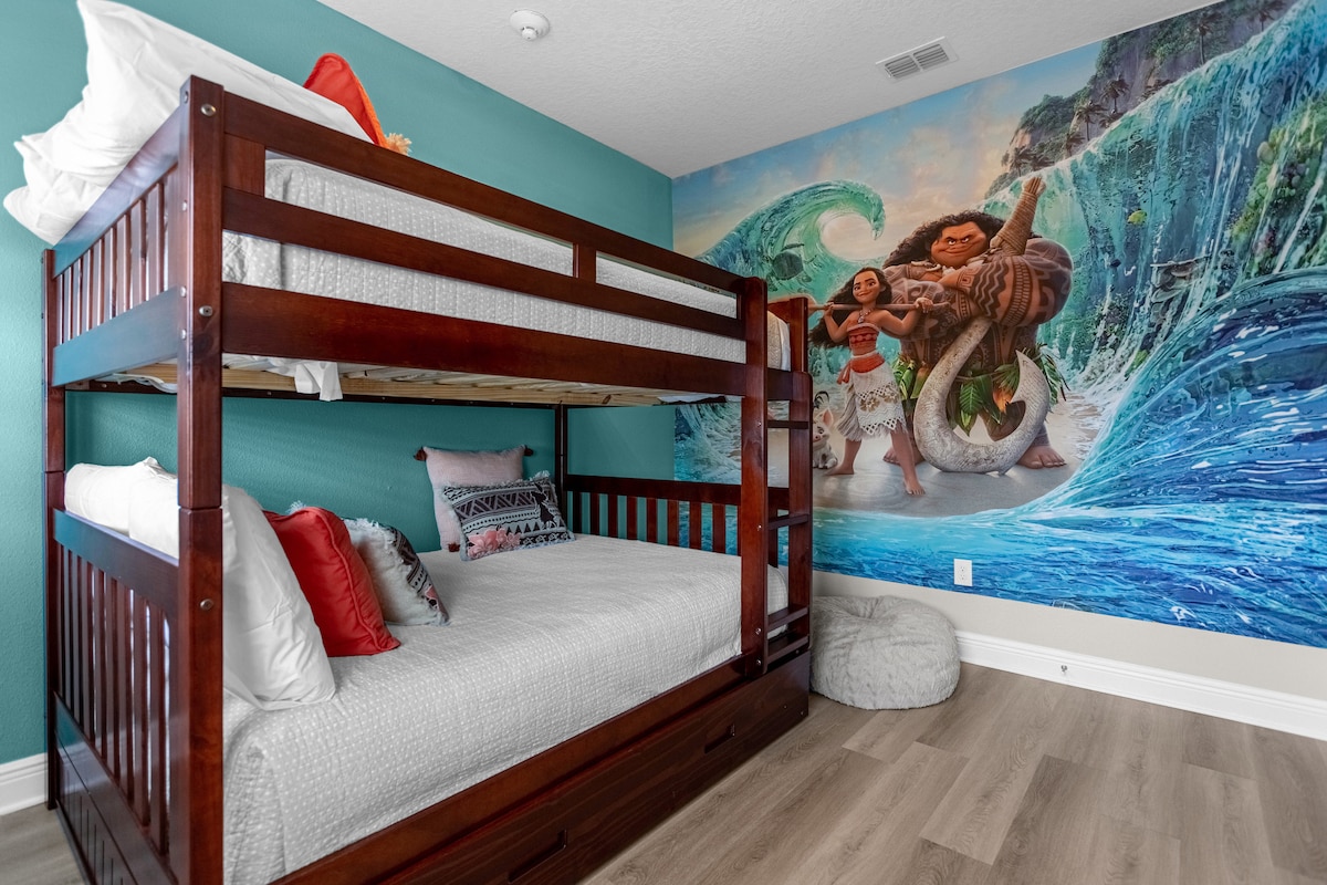 חדר תוסס בסגנון מואנה עם מיטות קומתיים מלאות ומיטות זוגיות, שיכול להכיל עד חמישה אורחים, שנועדו לתת השראה להרפתקה עם העיצוב הטרופי והאלמנטים הימיים שלו.
