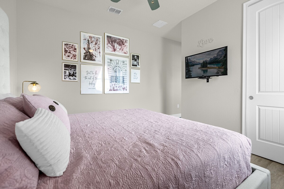 החדר כולל מיטת קינג סייז מפוארת במרכז, מעוטרת בכריות קטיפה ומצעים רכים. העיצוב של האהבה מודגש בנגיעות רומנטיות, כולל מבטאים ותאורה חמה. 