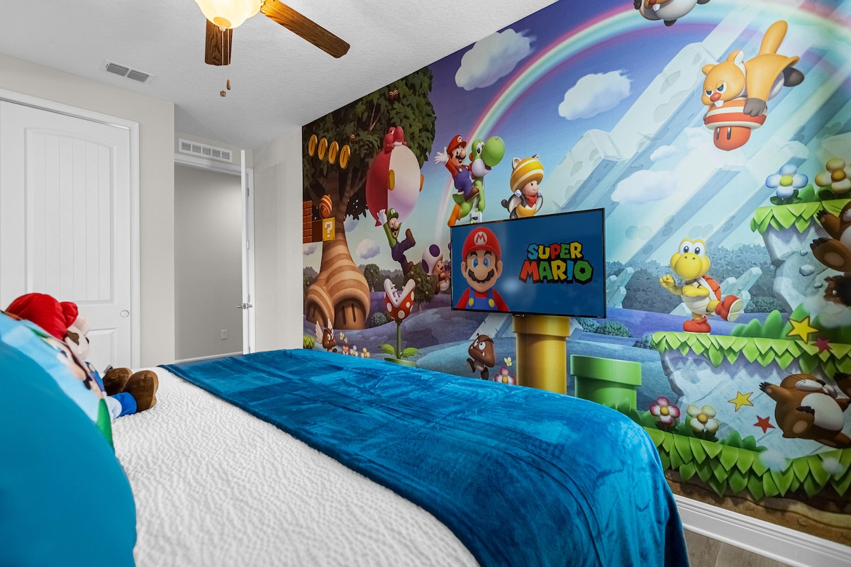 חדר בסגנון מריו עם מיטת קינג סייז וטלוויזיה, המציע לאורחים מרחב מהנה ותוסס כדי שיוכלו ליהנות מחוויית שהייה שובבה וייחודית.