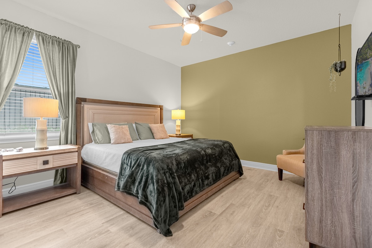 חדר הבריאות מתגאה בקירות בגוון חם שיוצרים אווירה נעימה. כריות צבעוניות שמזמינות רוגע. שולחן מלוטש עם מנורה מסוגננת נמצא בקרבת מקום, ואילו טלוויזיה המותקנת על הקיר מספקת בידור, ומשפרת את מרחב הבריאות המזמין הזה.