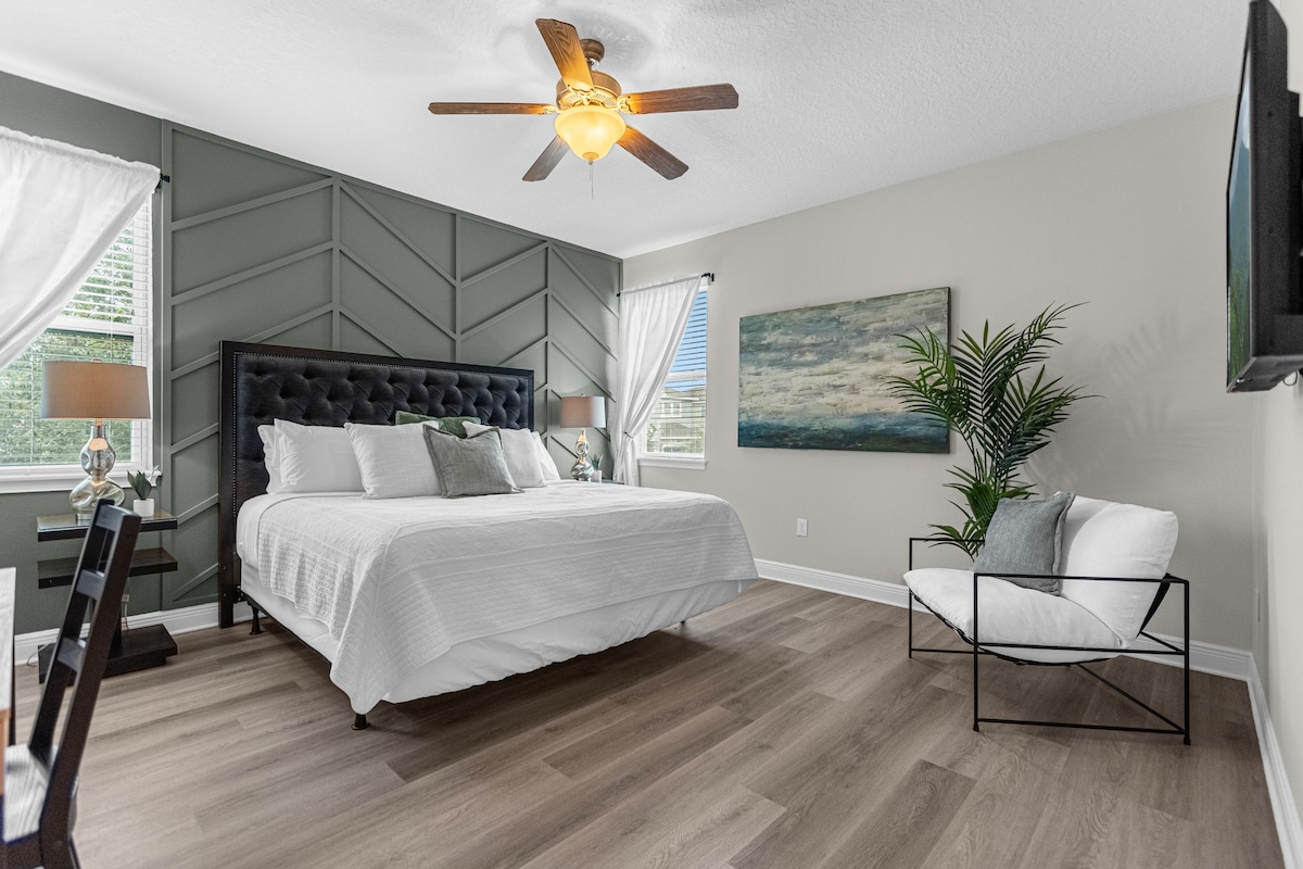 חדר בנושא בריאות עם מיטת קינג סייז, שנועד ליצור אווירה שלווה ושלווה למנוחה והתחדשות במהלך השהייה.
