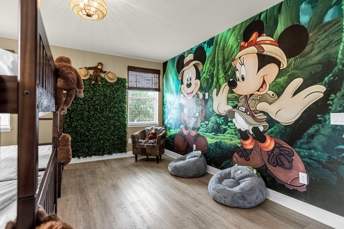 חדר שובב בסגנון מיקי ומיני מאוס. הקירות מקושטים בציורי קיר גדולים של מיקי ומיני, ומפיחים חיים בצמד דיסני המפורסם. 