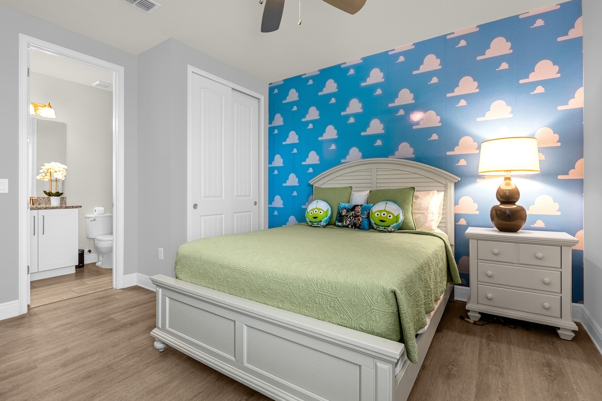 החדר הוא מחווה שובבה לזיכיון "צעצוע של סיפור" האהוב, שופע בצבעים בהירים ועיצוב נוסטלגי. הקירות צבועים בכחול שמיים רך, מעוטר בעננים גדולים וקריקטוריים המזכירים את הטפט האיקוני מהחדר של אנדי.