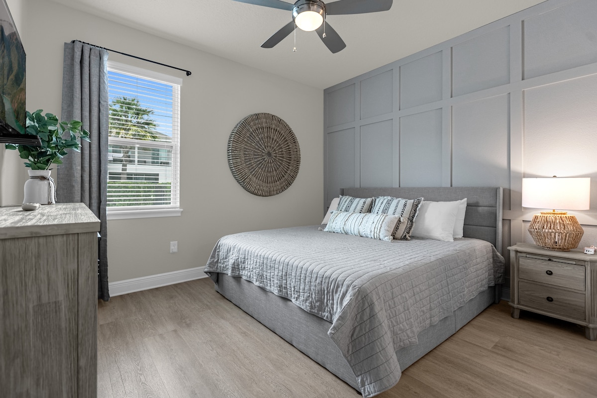 החדר משדר אווירה שלווה ומרגיעה, המתרכזת בנושא "שלום" עם מבטאים אפורים אלגנטיים. הקירות צבועים באפור רך ובהיר, ויוצרים רקע שליו שמזמין רוגע.