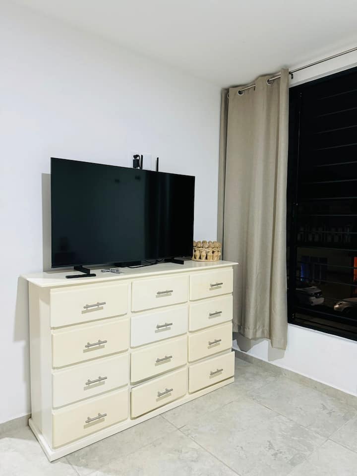 Cajonera ka shumë hapësirë për mbrojtjen e gjërave të tua.
Ekran i ri Smart TV 50" Netflix 
Të gjitha aplikacionet (mjafton të hapësh llogaritë)
