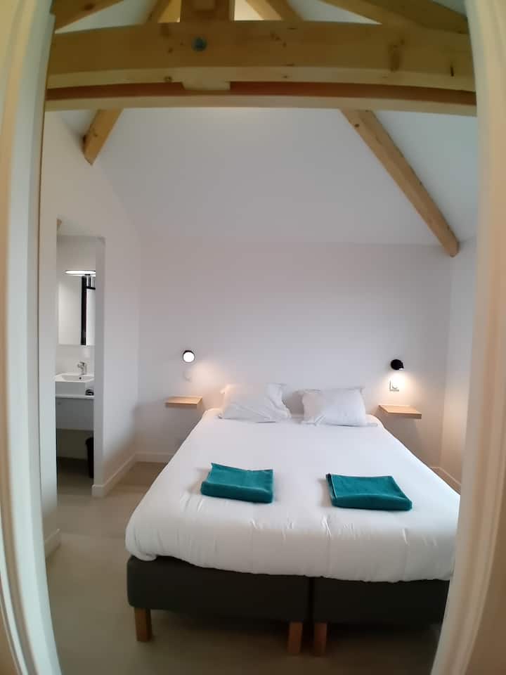 spálňa 2 s manželskou posteľou 160 x 200 a  vlastnou kúpeľňou so sprchovacím kútom.