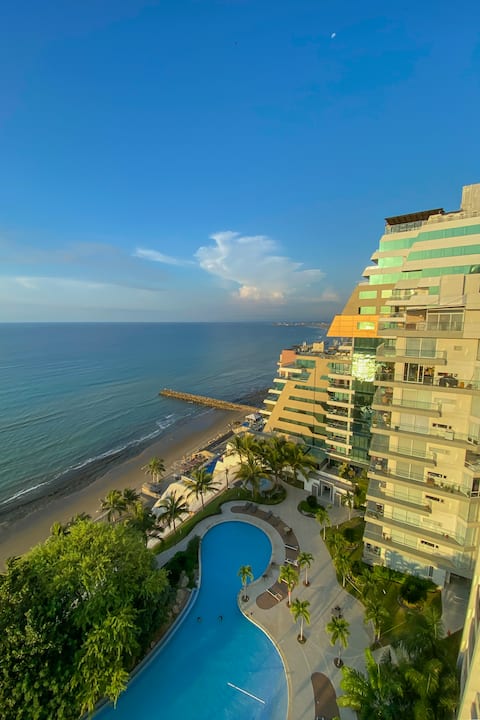 Beautiful oceanfront apartment in the hotel area