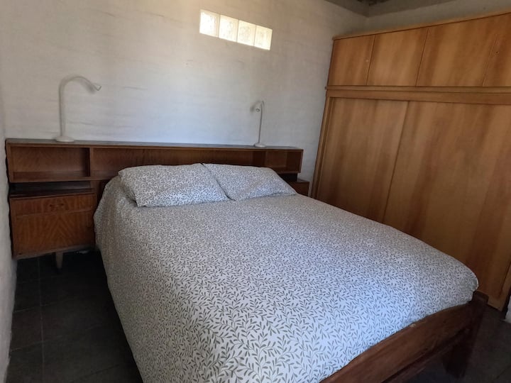 Ოთახი ორადგილიანი საწოლით, დიდი კარადით და მსუბუქი მაგიდებით