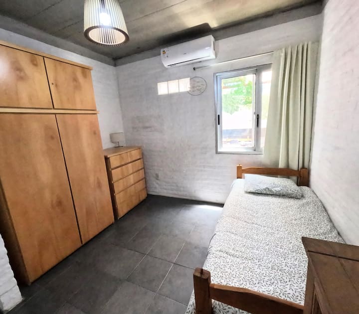 Ოთახს აქვს დიდი გარდერობი, ორი კომფორტული და ორი საწოლი (ერთი მეზღვაური)  