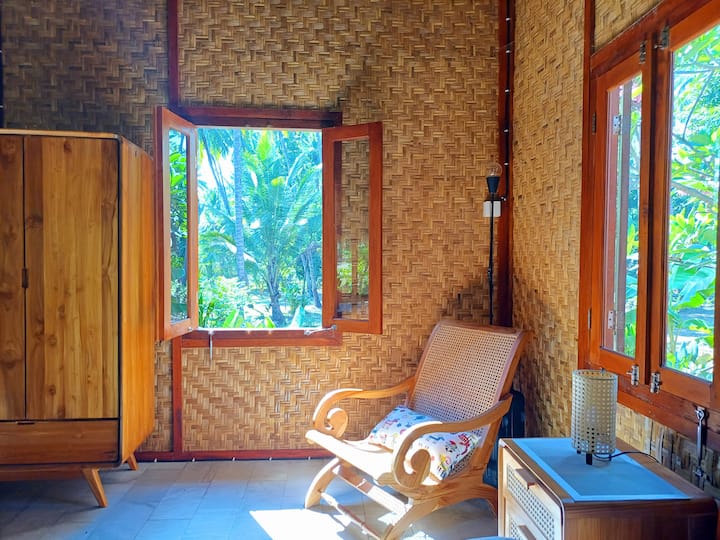 Secret Beach Beachfront Bungalow - Indonesia