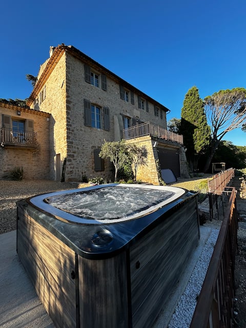 350 m2 stone bastide in the heart of the vineyards