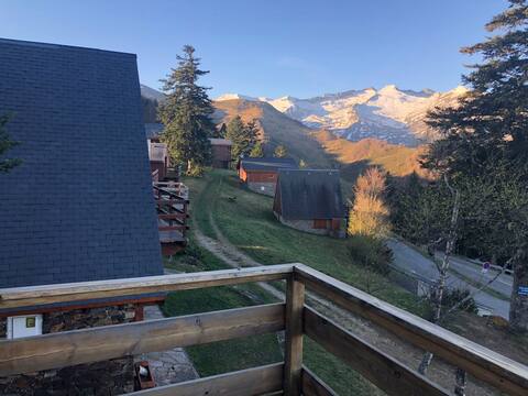 Chalet in the heart of Guzet resort!