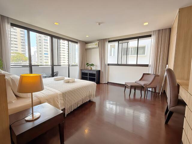 130+130m²2units/4BR/pool/EmSphere/BTS PhromPhong gallery image 3