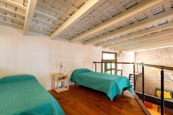 Otvorená izba v medziposchodí s 2 samostatnými lôžkami. Klimatizácia so studenou klimatizáciou v lete a plynovým salamandrom v zime.