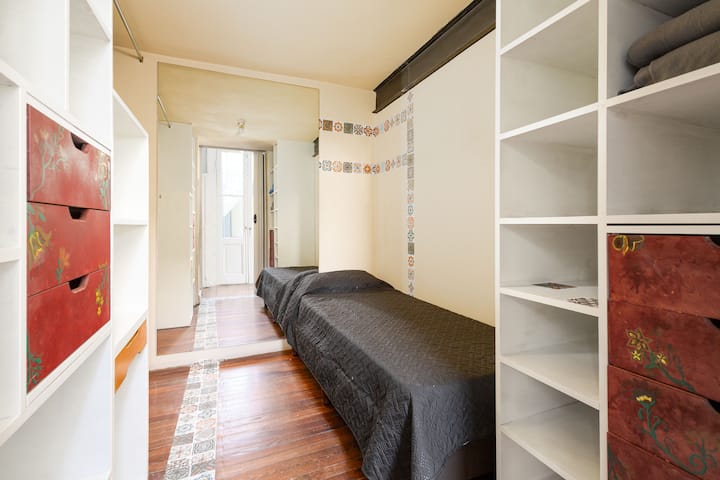 Izba so samostatnou posteľou. Ventilátor a elektrický tanier.