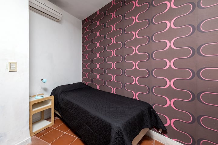 Izba s 1 samostatnou posteľou. Klimatizácia je studená/studená.