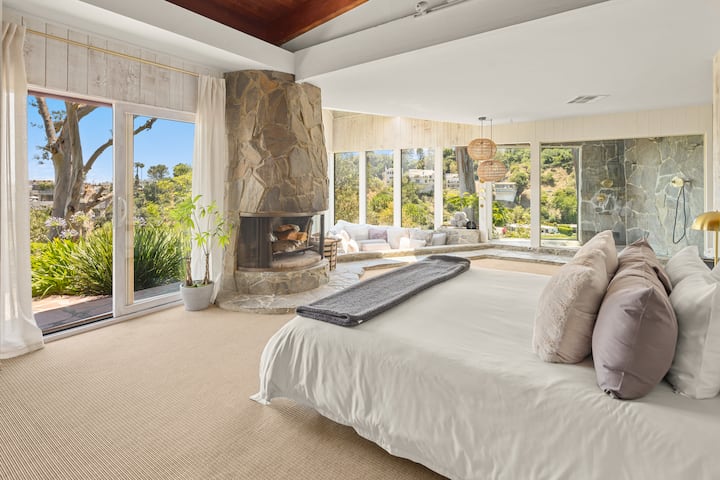 Მთავარ საძინებელში არის დიდი ზომის საწოლი, კონდიციონერი და შეშის ბუხარი. Დიდი ფანჯრებიდან იშლება განსაცვიფრებელი ხედები, საშხაპე და საკმარისი სივრცე კარადაში. Გაამშრალეთ საწოლის თეთრეული, დამატებითი ბალიშები და საბნები სრული კომფორტისთვის.