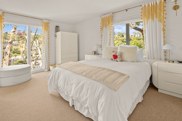 Ამ საძინებლიდან იშლება მთის ულამაზესი ხედები, რომლებიც ირმის ბილიკს გადაჰყურებს.  Ასევე, დედოფლის ზომის საწოლი მშრალი დასუფთავებული საწოლის თეთრეულით.  Დამატებითი ბალიშები და საბნები უზრუნველყოფილია სრული კომფორტისთვის.