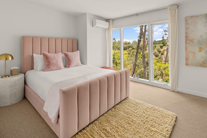 Ამ საძინებლიდან იშლება მთის ულამაზესი ხედები, რომლებიც ირმის ბილიკს გადაჰყურებს.  Ასევე, დედოფლის ზომის საწოლი მშრალი დასუფთავებული საწოლის თეთრეულით.  Დამატებითი ბალიშები და საბნები უზრუნველყოფილია სრული კომფორტისთვის.