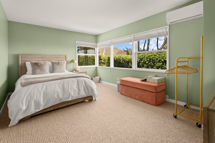 Ამ საძინებელში ბევრი ბუნებრივი განათებაა.  Ასევე, დედოფლის ზომის საწოლი მშრალი დასუფთავებული საწოლის თეთრეულით.  Დამატებითი ბალიშები და საბნები უზრუნველყოფილია სრული კომფორტისთვის.