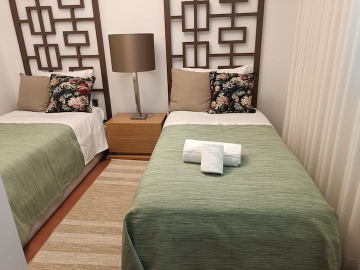 Room with 2 beds, direct light, spacious