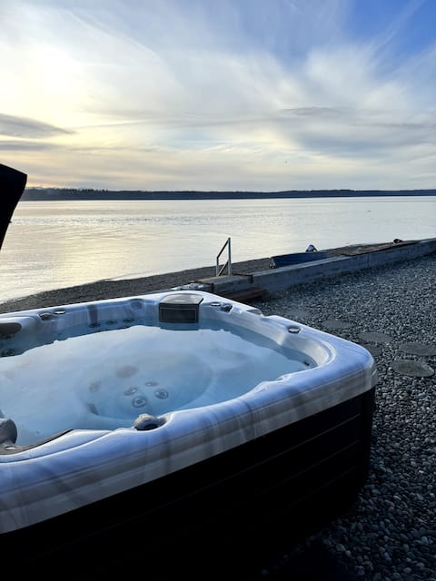 Waterfront Cottage! Hot tub and Kayak w/the seals!