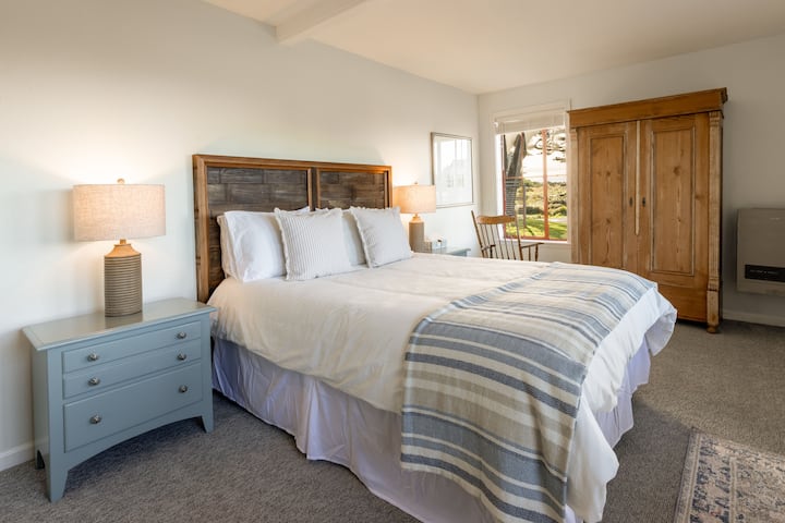 קומת הקרקע, חדר השינה הפונה מערבה, מציעה מיטת קווין סייז, אמבטיה מלאה ומרפסת עם שני כיסאות אדירונדק עם נוף לאוקיינוס השקט.