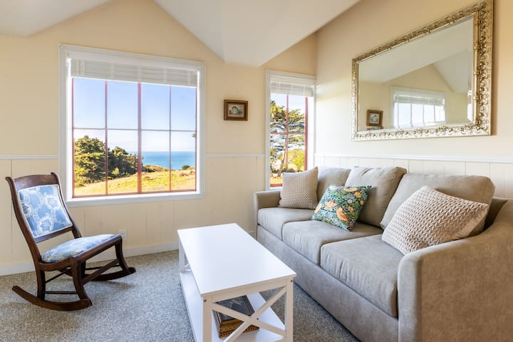 סוויטת החתונה. סוויטת שני החדרים הזו, בקומה השנייה, מציעה חלל מדהים, נופים ופרטיות. אמבטיה מלאה. בחדר הזה יש גם ספה נפתחת מלאה.