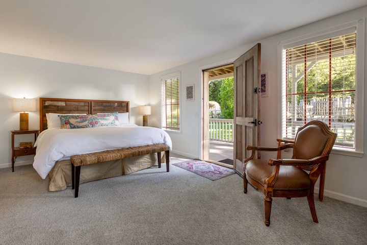 קומת קרקע, עם מיטת קינג סייז ופינת ישיבה מרווחת בפנים, ומרפסת מקורה עם נדנדת ספסל לשני אנשים.